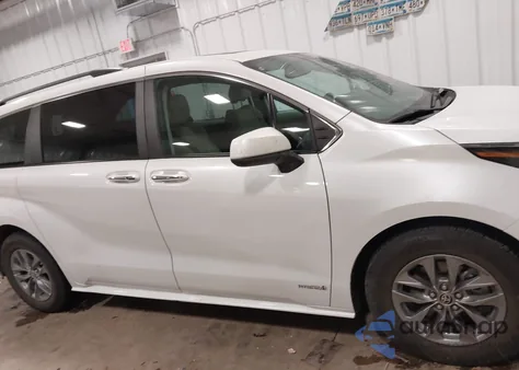 2021 Toyota Sienna Xle z USA, uszkodzony, nr VIN 5TDJRKEC7MS002646